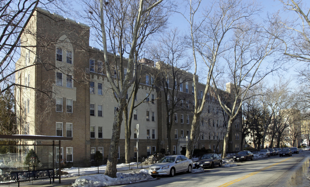 Wellington Court in Mount Vernon, NY - Building Photo