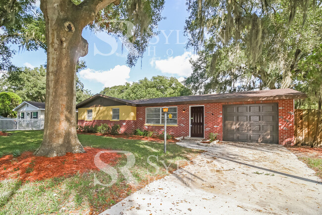 4736 17th St in Zephyrhills, FL - Foto de edificio - Building Photo