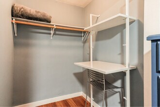 1519 W 37th Pl in Los Angeles, CA - Foto de edificio - Building Photo