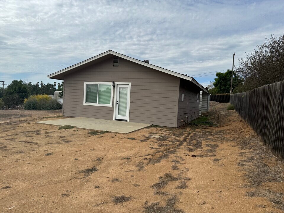 1129 Via Estrellada in Fallbrook, CA - Building Photo