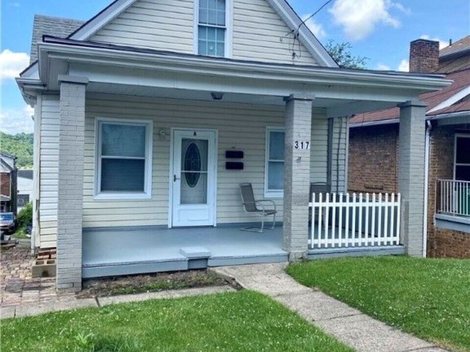 317 Locust St in Ambridge, PA - Building Photo