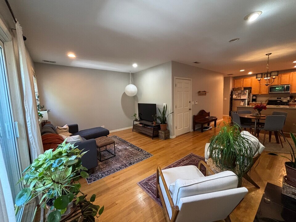 1241 N Maplewood Ave, Unit 2 in Chicago, IL - Building Photo
