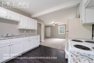 102 Valley View Cir in Clarksville, TN - Building Photo - Building Photo