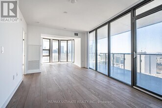 11 Wellesley St W in Toronto, ON - Building Photo - Building Photo