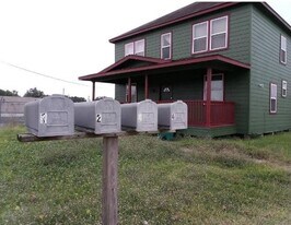 110 Carolyn St in La Marque, TX - Building Photo