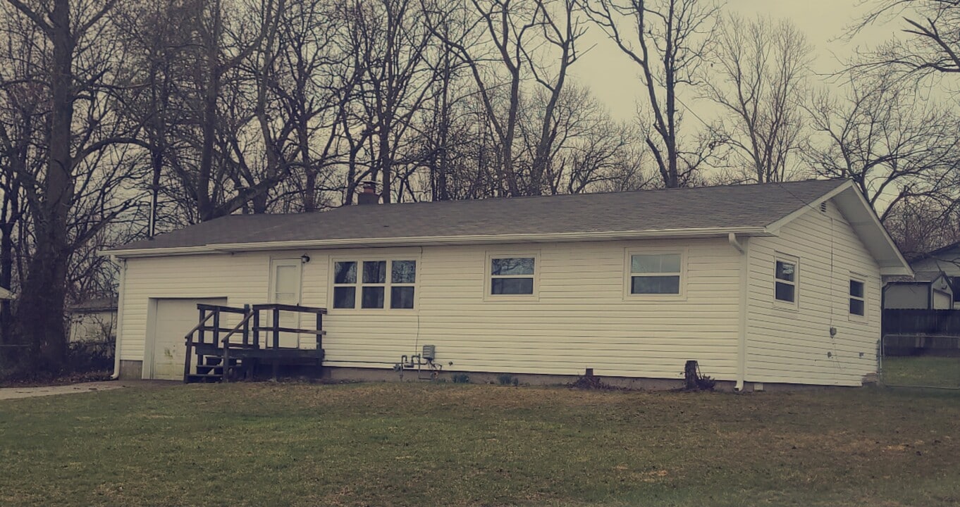 210 South St in Crane, MO - Building Photo