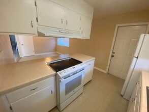100 W Spruce Ave in Lemoore, CA - Building Photo - Building Photo