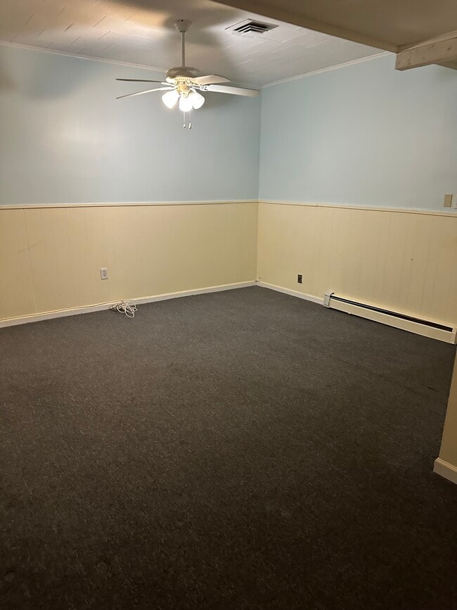 1547 Cleveland Ave, Unit Right side in East Meadow, NY - Foto de edificio - Building Photo