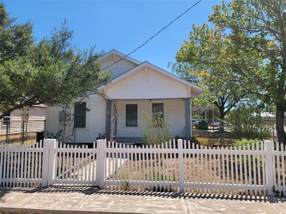 209 N 1st St in Bangs, TX - Building Photo