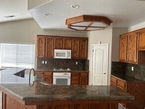 11100 Myers Ranch Ct in Bakersfield, CA - Building Photo - Building Photo
