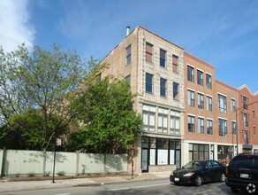 1060 N Milwaukee Ave in Chicago, IL - Building Photo - Building Photo