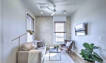 118-120-120 N LBJ Dr, Unit 202 in San Marcos, TX - Foto de edificio - Building Photo