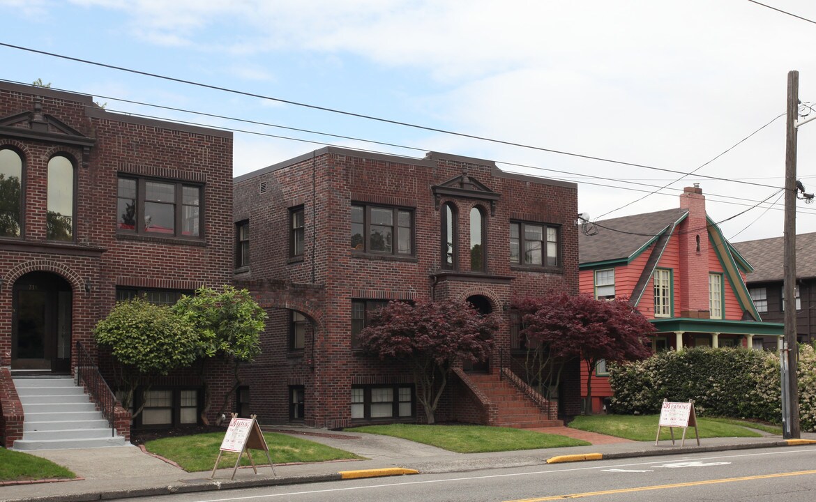 715 10th Ave in Seattle, WA - Building Photo