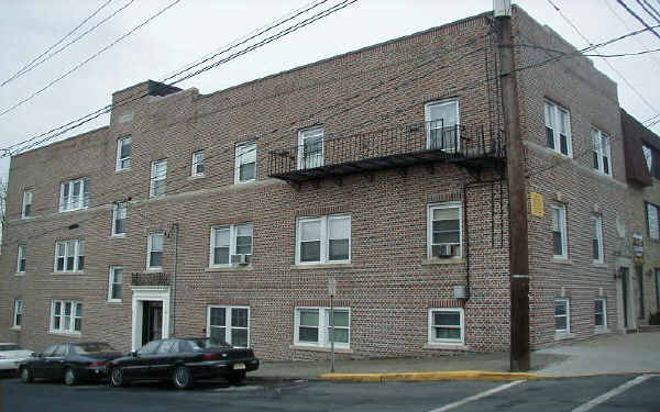 386 Palisade Ave in Cliffside Park, NJ - Building Photo