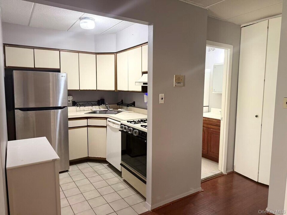 67-03 242nd St in Queens, NY - Foto de edificio