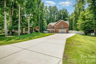 8418 Knollwood Cir in Charlotte, NC - Building Photo - Building Photo