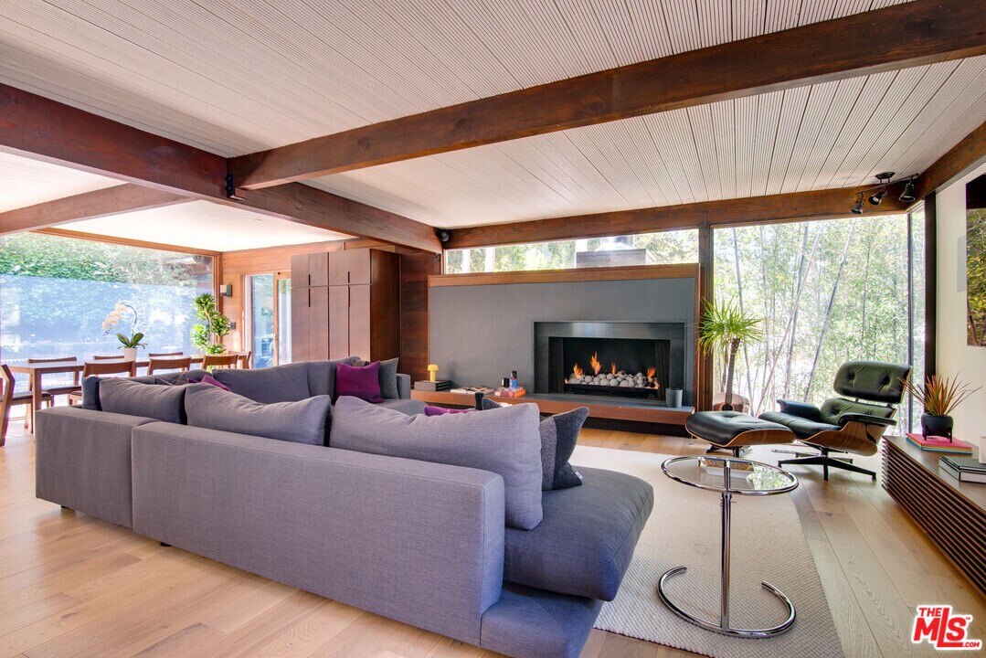 9624 Yoakum Dr in Beverly Hills, CA - Building Photo