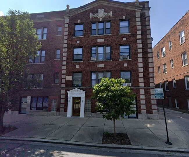 property at 4915 W Belle Plaine Ave