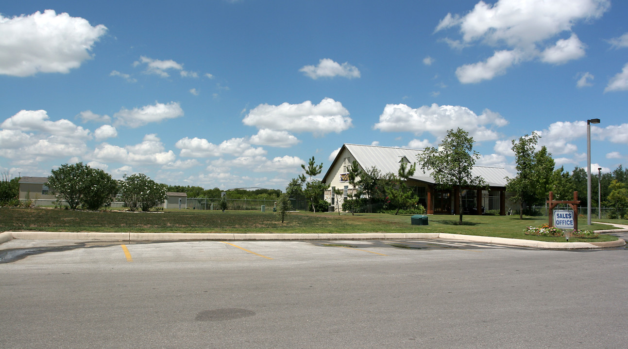 Crescent Place Mobile Home Park in San Antonio, TX - Foto de edificio