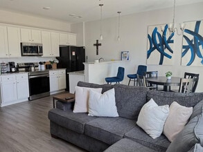 751 Jacobs Millpond Rd in Elgin, SC - Foto de edificio - Building Photo