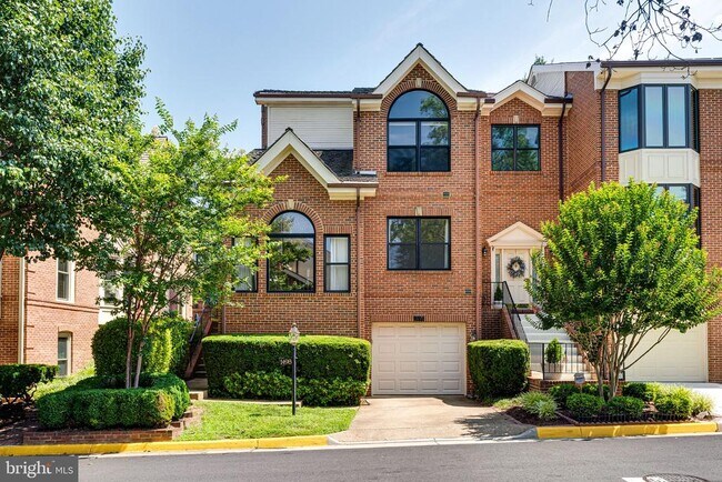1498 Hampton Hill Cir in McLean, VA - Building Photo - Building Photo