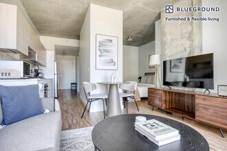 165 N Desplaines St in Chicago, IL - Building Photo - Building Photo