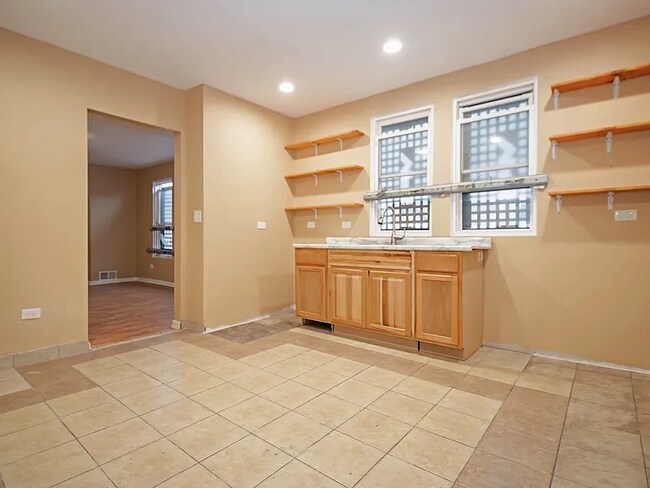 5001 W Chicago Ave in Chicago, IL - Foto de edificio - Building Photo