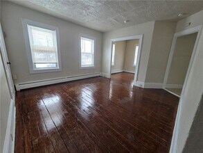 292 Pleasant St in East Providence, RI - Foto de edificio - Building Photo