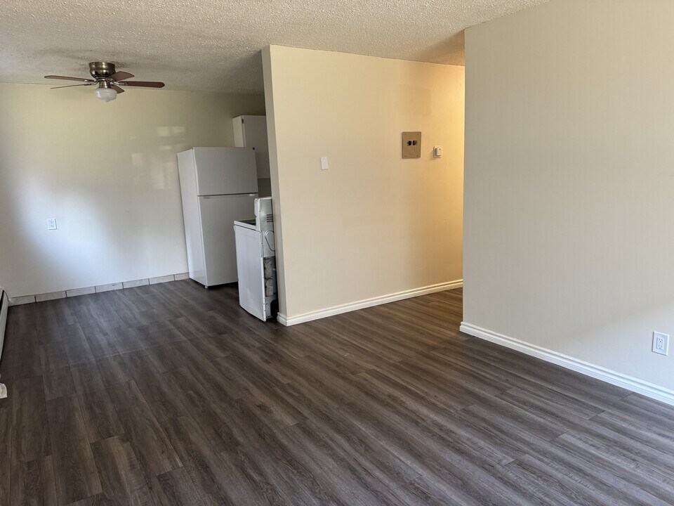 12940-12118 118 Ave NW in Edmonton, AB - Building Photo