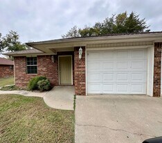 303 Holly St in Russellville, AR - Building Photo