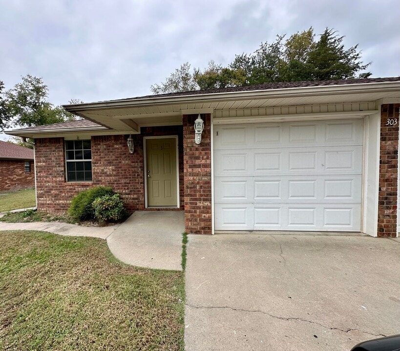 303 Holly St in Russellville, AR - Building Photo