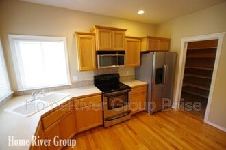 1726 W Apgar Creek Dr in Meridian, ID - Building Photo - Building Photo