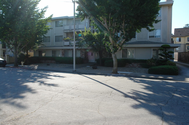 20 E Santa Inez Ave in San Mateo, CA - Building Photo - Building Photo