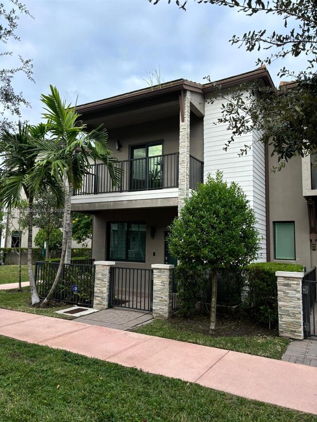 4927 NW 83rd Path in Doral, FL - Building Photo - Building Photo