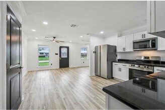 12 Camellia Ln in Westwego, LA - Building Photo - Building Photo