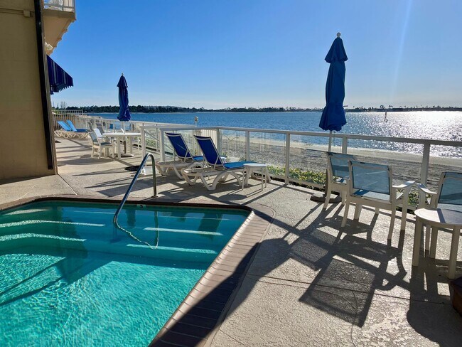 3740 Riviera Dr in San Diego, CA - Building Photo - Building Photo