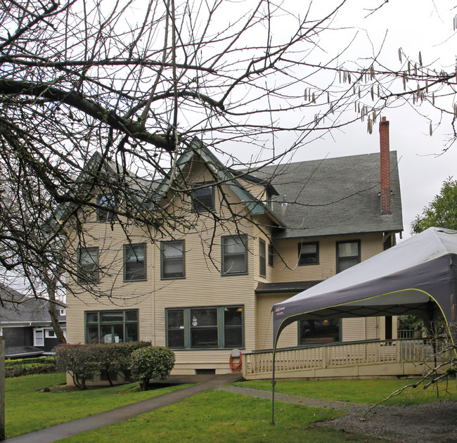 2375 NW Glisan St in Portland, OR - Foto de edificio - Building Photo