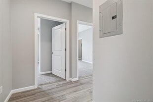 10 Steele Blvd in Berlin, CT - Building Photo