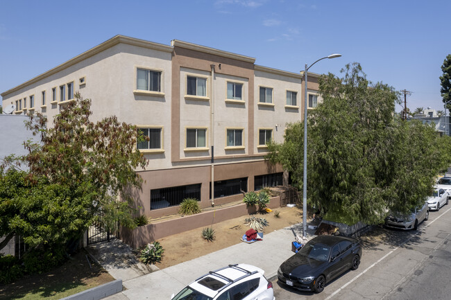 Woodman Plaza in Van Nuys, CA - Foto de edificio - Building Photo