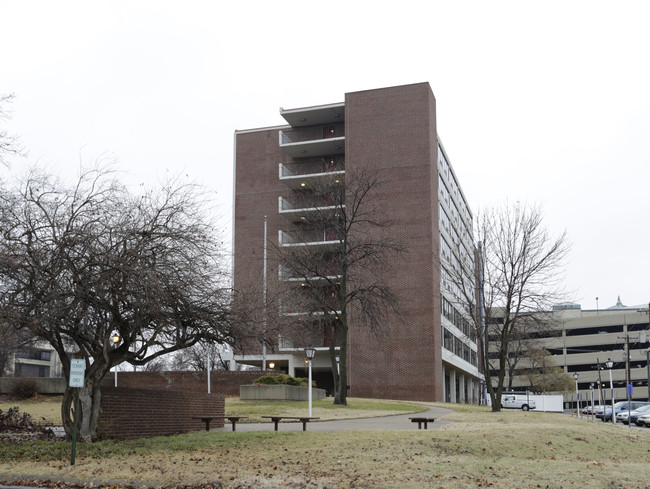 Jackson Towers in Topeka, KS - Foto de edificio - Building Photo