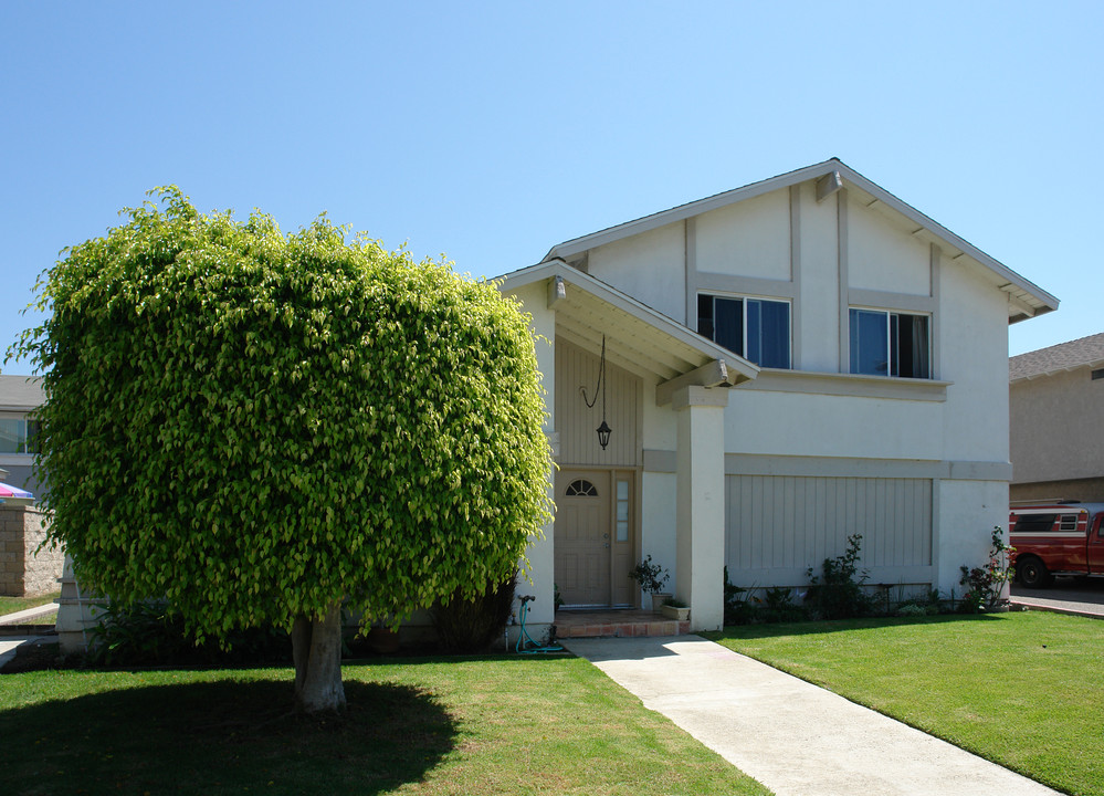 16532 Regina Cir in Huntington Beach, CA - Building Photo