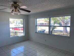 3000 St John Dr, Unit 1 in Clearwater, FL - Foto de edificio - Building Photo