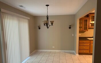 1544 Williamsburg Dr in Schaumburg, IL - Building Photo - Building Photo