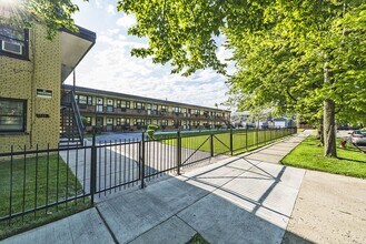 7925 S Phillips Chicago, IL 60617 in Chicago, IL - Building Photo - Building Photo