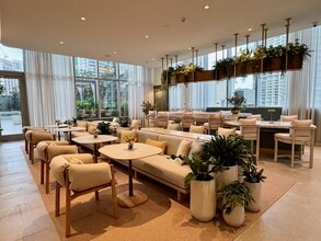 77 SE 5th St, Unit 4002 in Miami, FL - Foto de edificio - Building Photo