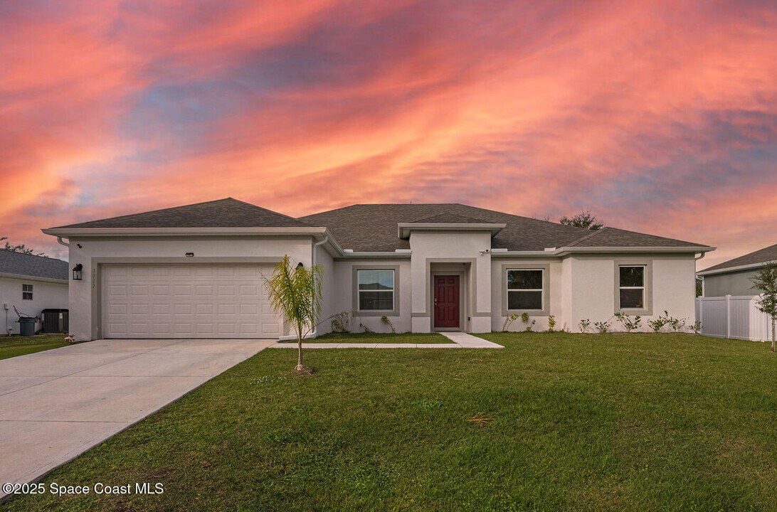 1717 Dalroy St NW in Palm Bay, FL - Building Photo