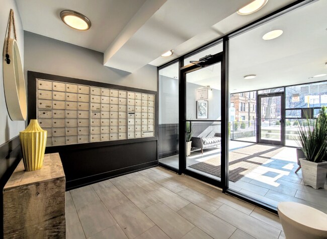 529 W Surf St, Unit 519 in Chicago, IL - Building Photo - Building Photo