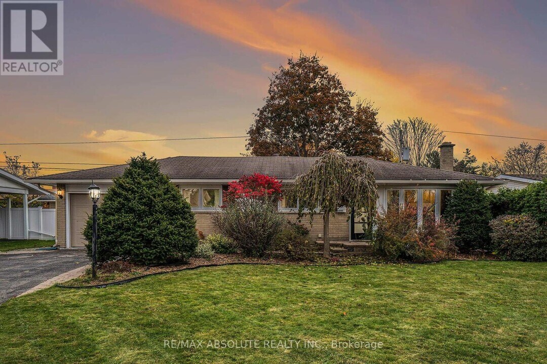 20 Harwick Crescent in Ottawa, ON - Building Photo