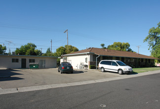 2402 Wulff Ln in Sacramento, CA - Foto de edificio - Building Photo