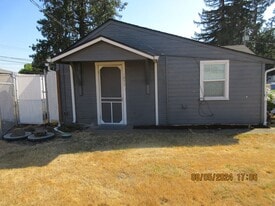 1977 Beach Ave NE in Salem, OR - Building Photo